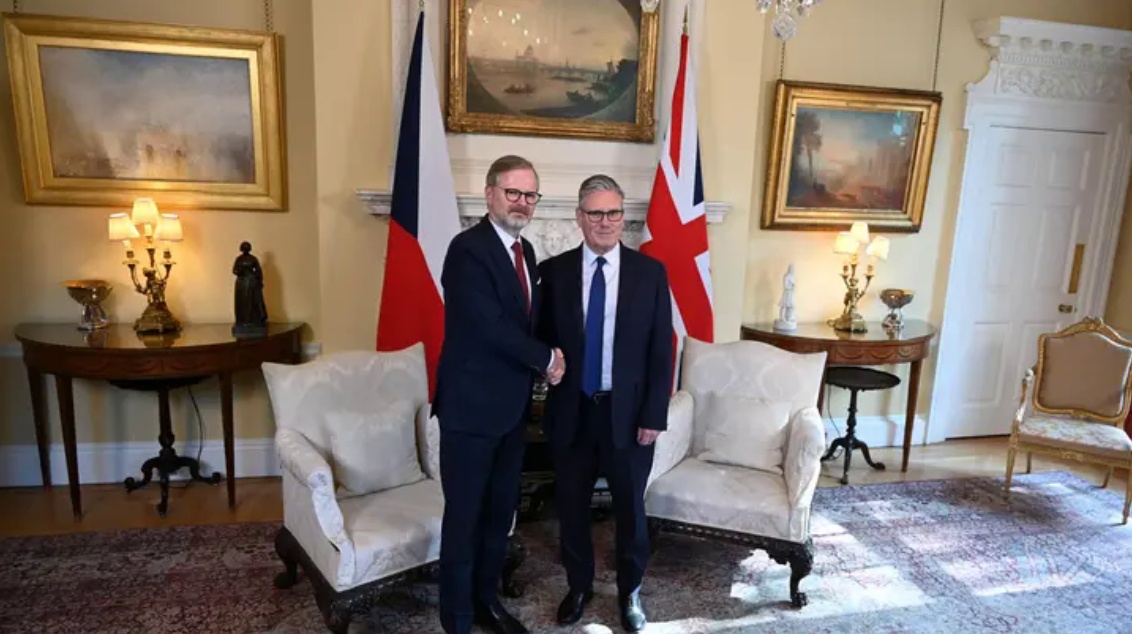 △捷克总理菲亚拉（左）和英国首相斯塔默（右）