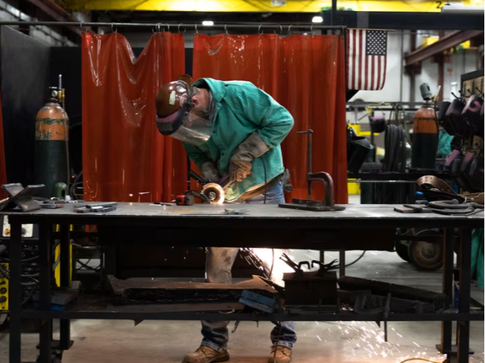 美媒：美国关税政策加剧制造业压力