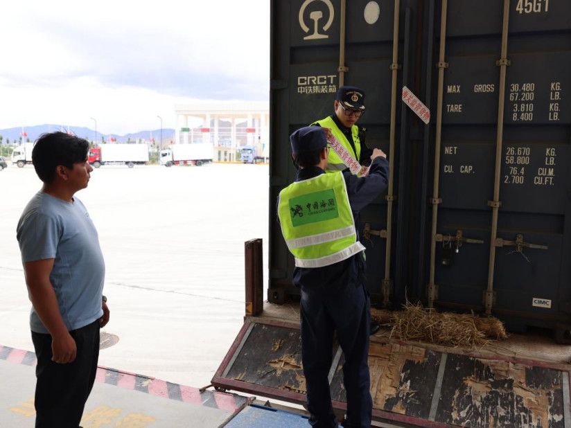 辉煌60载 魅力新西藏丨日喀则国际陆地港打造三位一体通关模式 新能源汽车、藏毯借跨境电商直通南亚