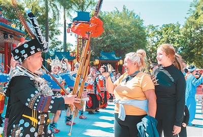 海外游客畅玩中国本土主题公园