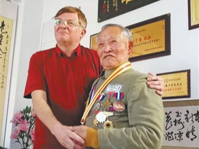 忆我心中的一位中国英雄（我和中国的故事）