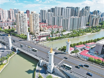 “我家门前的苏州河真美”（我家门前有条河）