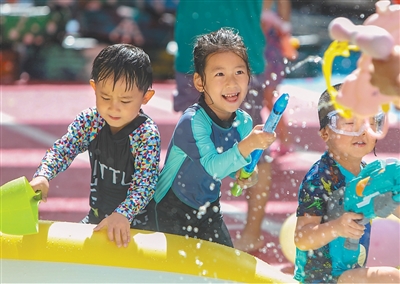 戏水消暑打开新商机（中国消费向新而行·关注夏日消费）