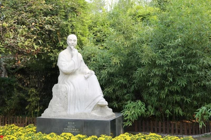 △ 蒲松龄纪念馆中的蒲松龄雕像