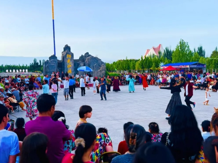 品尝美食、欣赏歌舞、号脉开方……新疆夏日夜经济 多彩体验与新活力