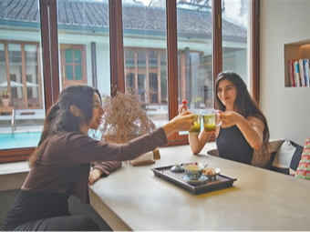 “我在中国的社交平台上找民宿”（经济新方位·中国游中国购）