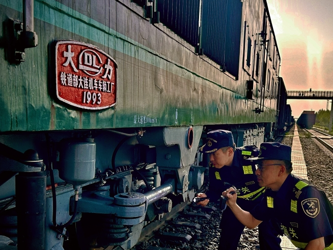 比去年提前42天 霍尔果斯口岸通行中欧（中亚）班列突破5000列