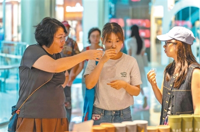 从尝鲜到长线，首店经济持续升温（中国消费向新而行）