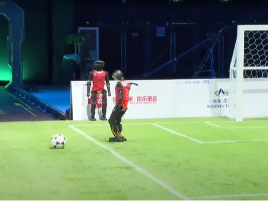外媒：中国首场人形机器人足球赛引起全球关注