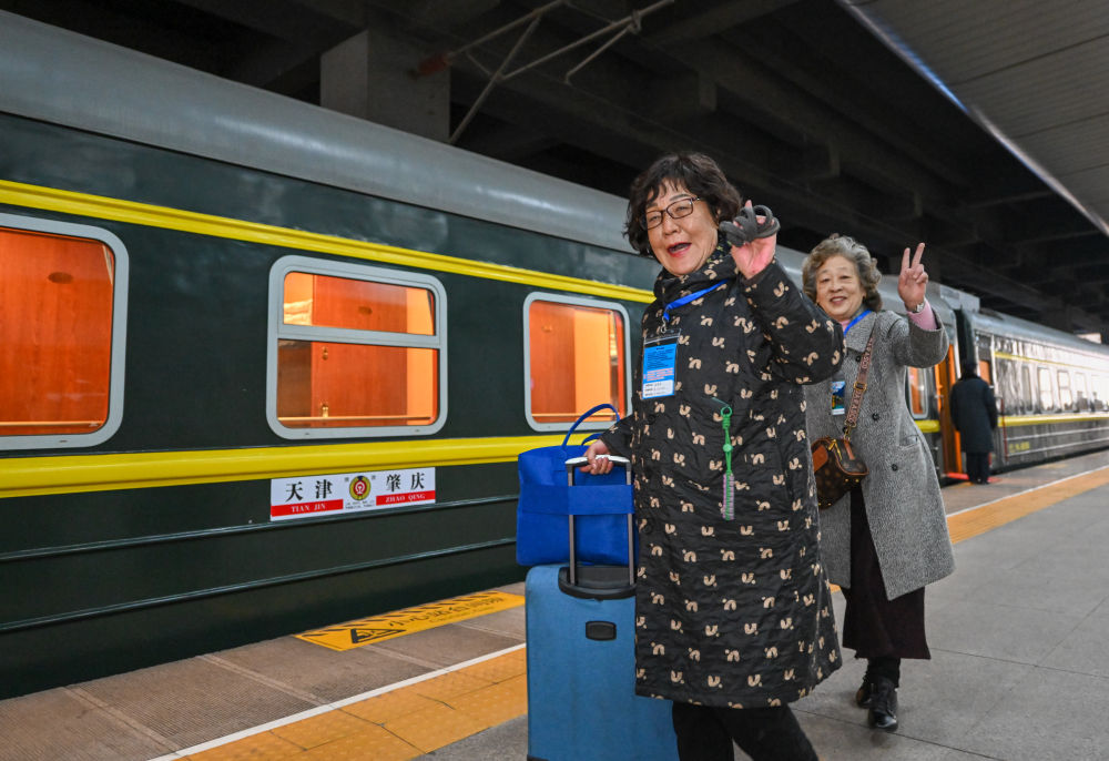 新华视点｜“银发专列”为何成为老年人出游“新宠”？