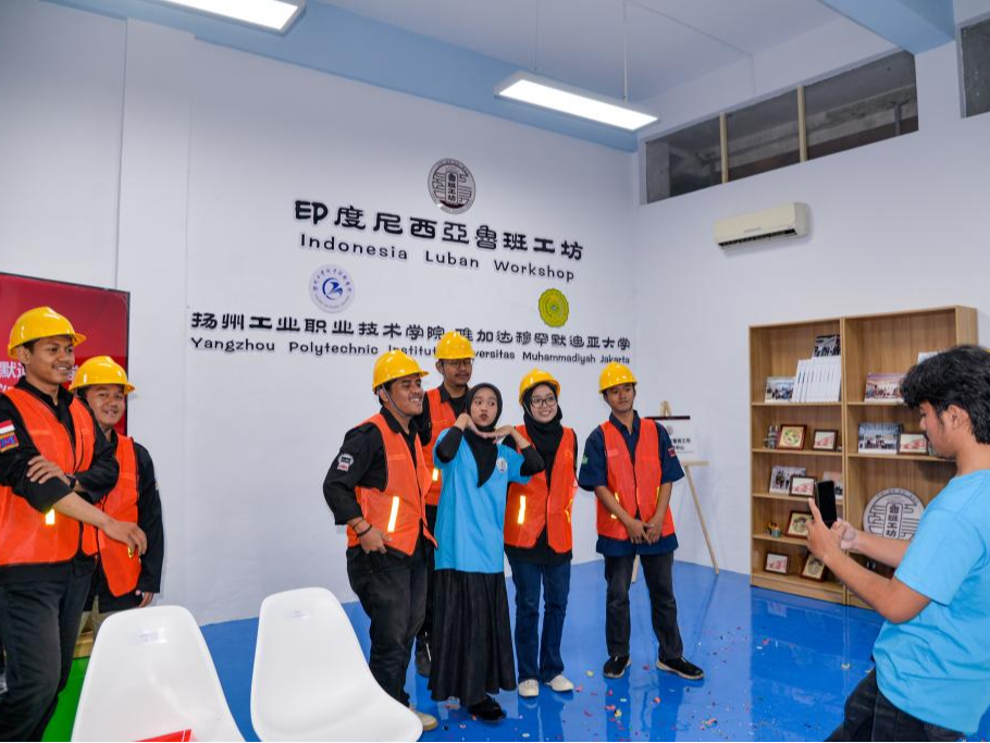 鲁班工坊培养了一批“语言通、技能强、文化融”的技术技能人才—— “为印尼产业升级提供强有力的支撑”