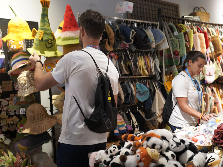 世运选手在成都感受中国文化魅力与城市活力