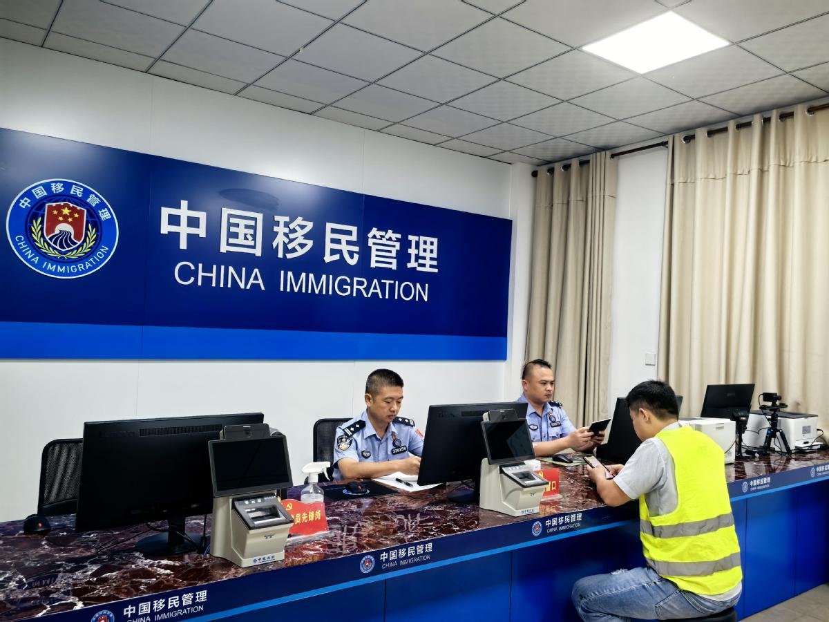 海南洋浦口岸沥青出口量激增，“无感通关”助推自贸港外贸发展