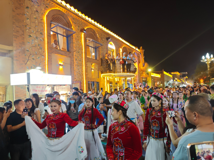 新疆是个好地方丨阿勒屯古街八方商户扎根多