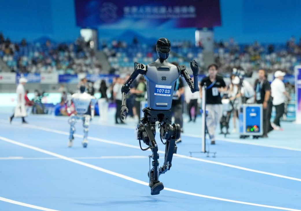人形机器人：赛场“拼速度”，场下“加速度”