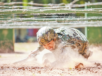 “钢铁战士”情暖草原（最美新时代革命军人风采）