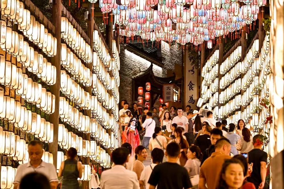 Hi财经丨点亮夏日图景 暑期经济撬动消费热情
