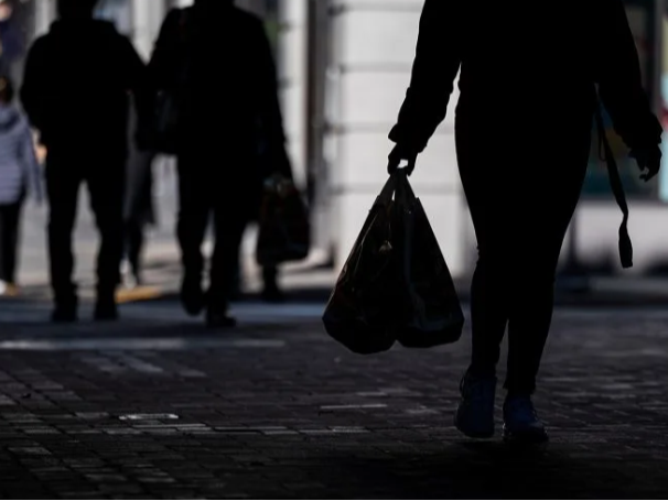 【世界说】耶鲁预算实验室：美关税政策或让百万美国人滑向贫困深渊