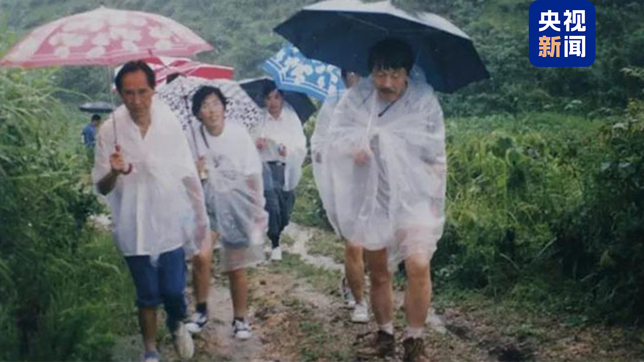 △南仁东（右一）在FAST选址阶段考察大窝凼