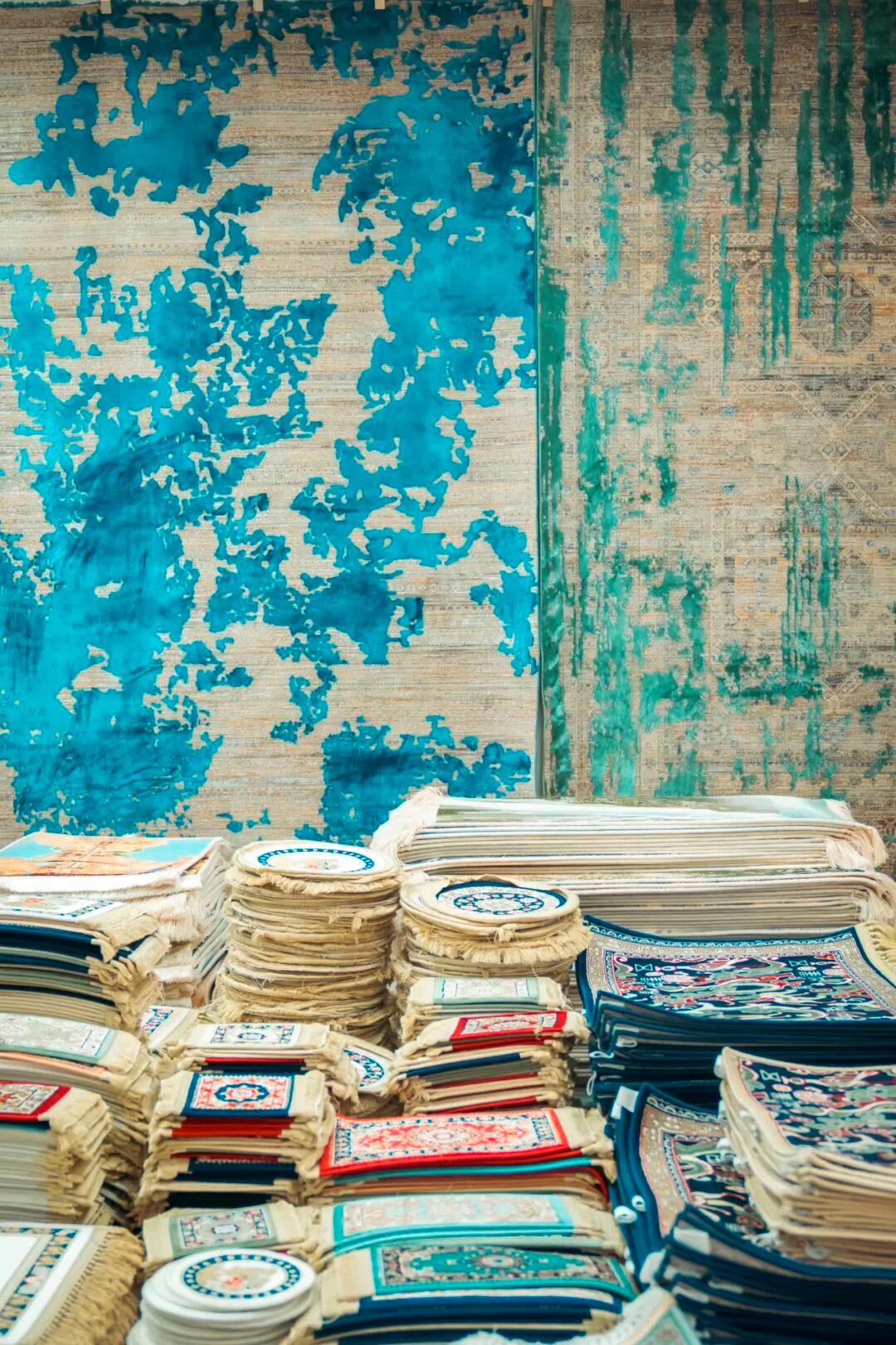 △新疆人与地毯的缘分，早在两千年前就已开始。