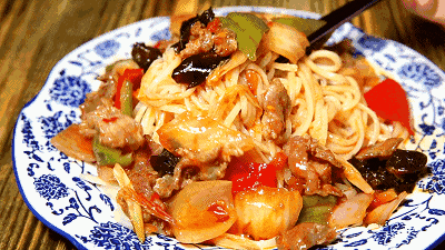 △除了过油肉拌面，还有碎肉拌面、滚辣皮子拌面、西辣蛋（西红柿辣子炒鸡蛋）拌面、酸菜拌面、茄子拌面。