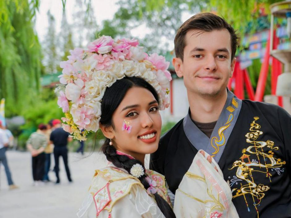 外籍网红夫妇邂逅济南：汉服游泉城、泛舟大明湖，过境免签政策助推国际旅游热潮