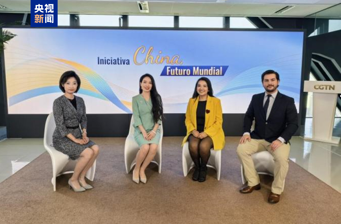 △墨西哥千年电视台、“电视日报”主持人丹尼尔·萨尔迪瓦尔（右一） CNN智利电视台驻国会记者弗朗西斯卡·卡德纳斯（右二）