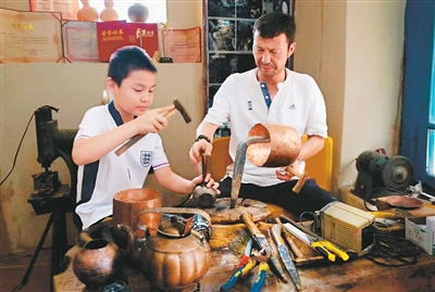 人民日报海外版看新疆 | 努力打造世界重要旅游目的地 “火热”新疆美名扬