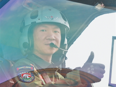 “全力以赴守护机翼下的大好河山、国泰民安”（阅兵式上的青春力量）