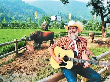 将亲眼所见的中国唱给世界听（挚友·中国政府友谊奖获得者系列报道）