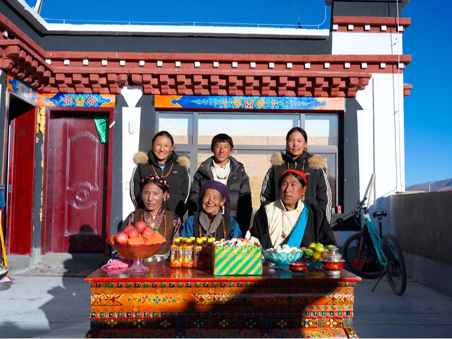 4300米上的全家福：33张照片，一个村庄的重生与团圆