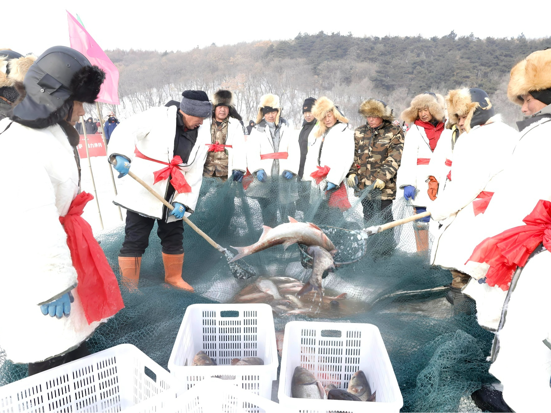 冰湖腾鱼·雪塑匠心：吉林冰雪的文化盛宴与经济蝶变