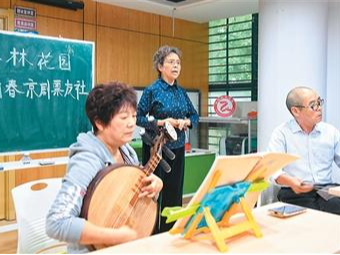 “银发族”走进多彩课堂