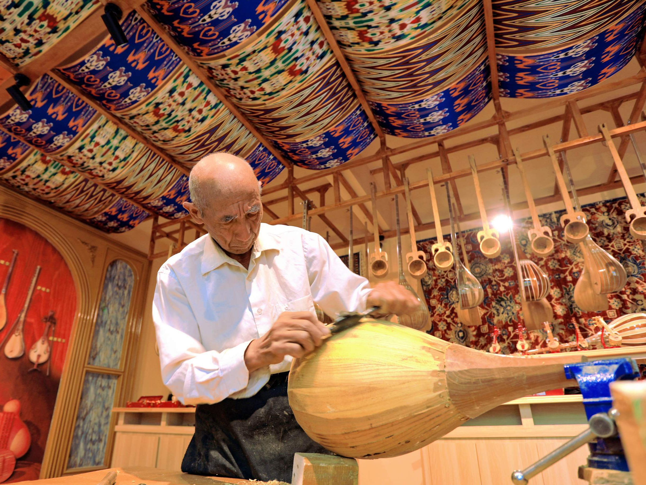 奔腾2026丨“中国新疆民族乐器村”今年将推动100多个家庭工坊成立合作社