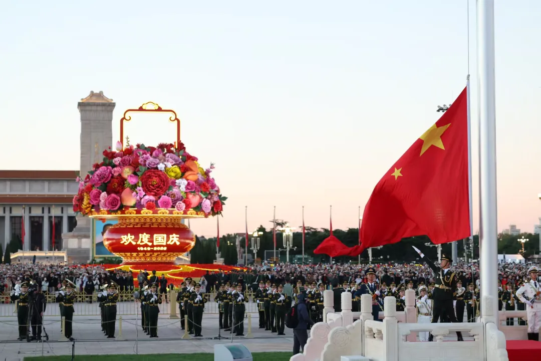 复旦大学附属肿瘤医院朱耀医生黄牛预约代挂号电话国旗与太阳一同升起!我爱你,中国!