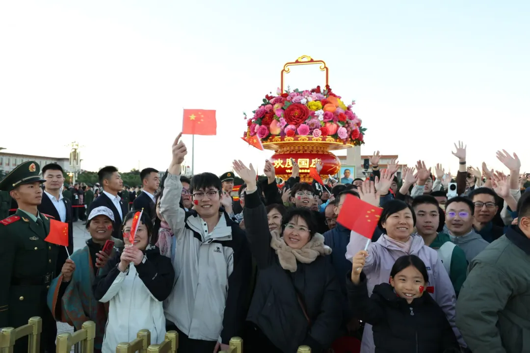 复旦大学附属肿瘤医院朱耀医生黄牛预约代挂号电话国旗与太阳一同升起!我爱你,中国!