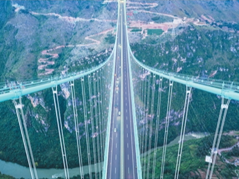 打卡“网红公路” 奔赴诗和远方