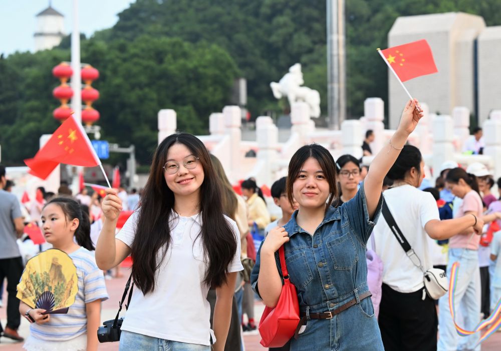 
江苏省人民医院陆辉医生黄牛预约代挂号电话大江南北、五湖四海，最美不过中国红