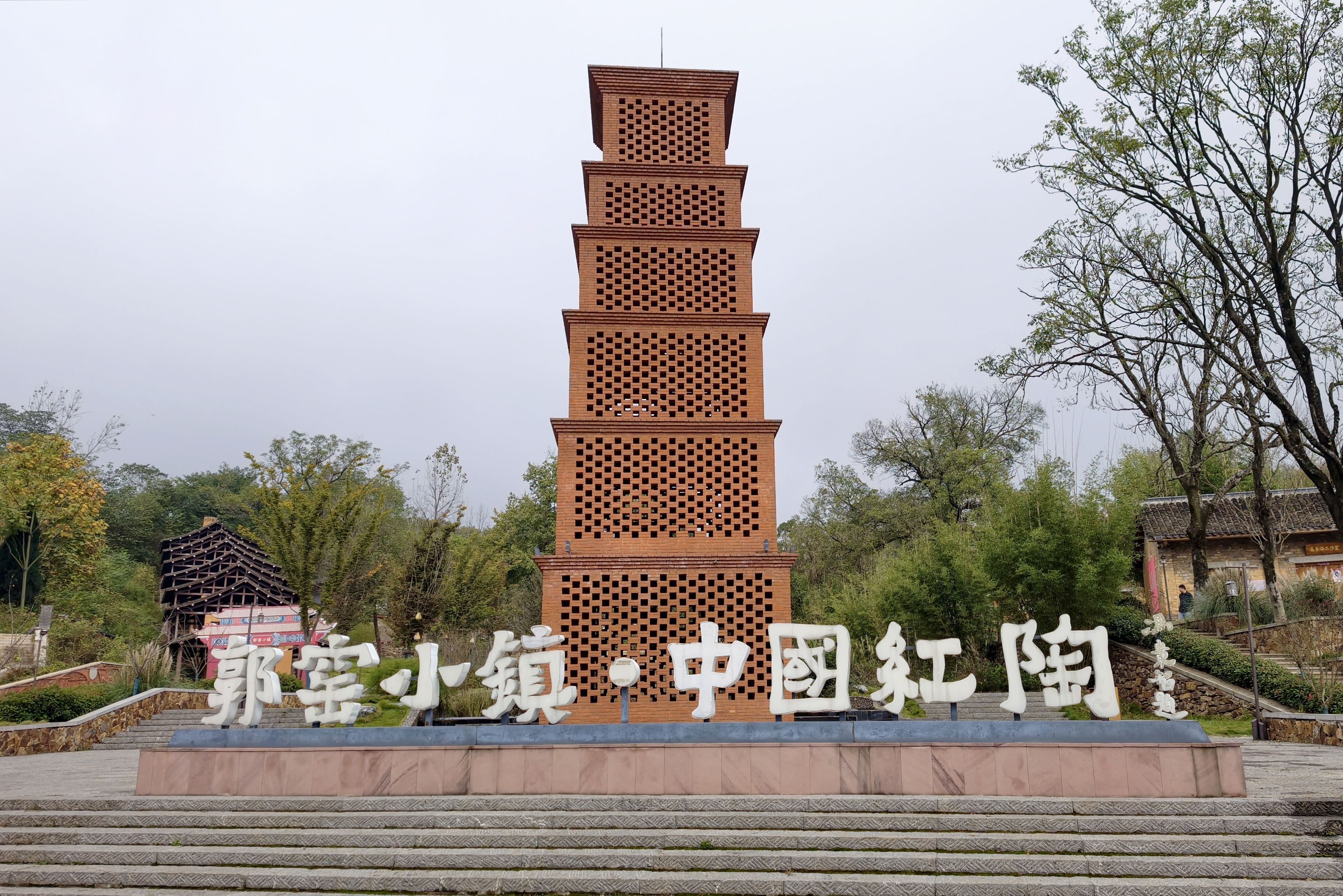 
中南大学湘雅二医院周新民医生黄牛预约代挂号电话700年窑火新生 山区小镇找到了自己的振兴密码丨90年后我站在何家冲