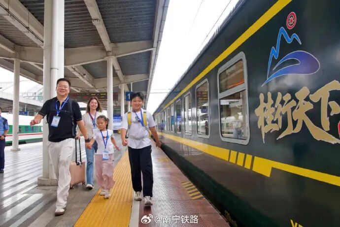 
中山大学附属第六医院张靖赵鲁刚方聪朱波黄牛挂号电话我的铁路风景｜车窗流转，映照万家灯火