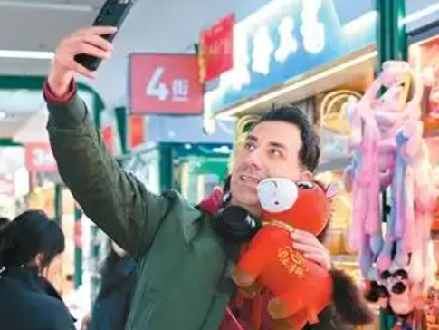 外媒说丨中国年货市场人气旺新意足