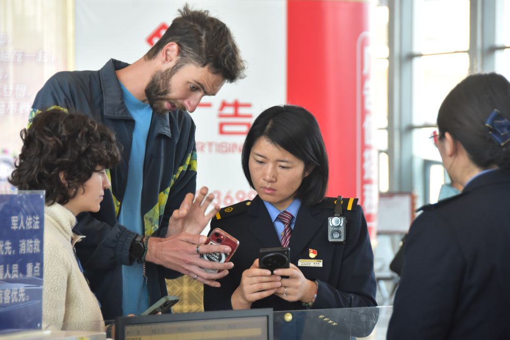 除夕，他们坚守岗位