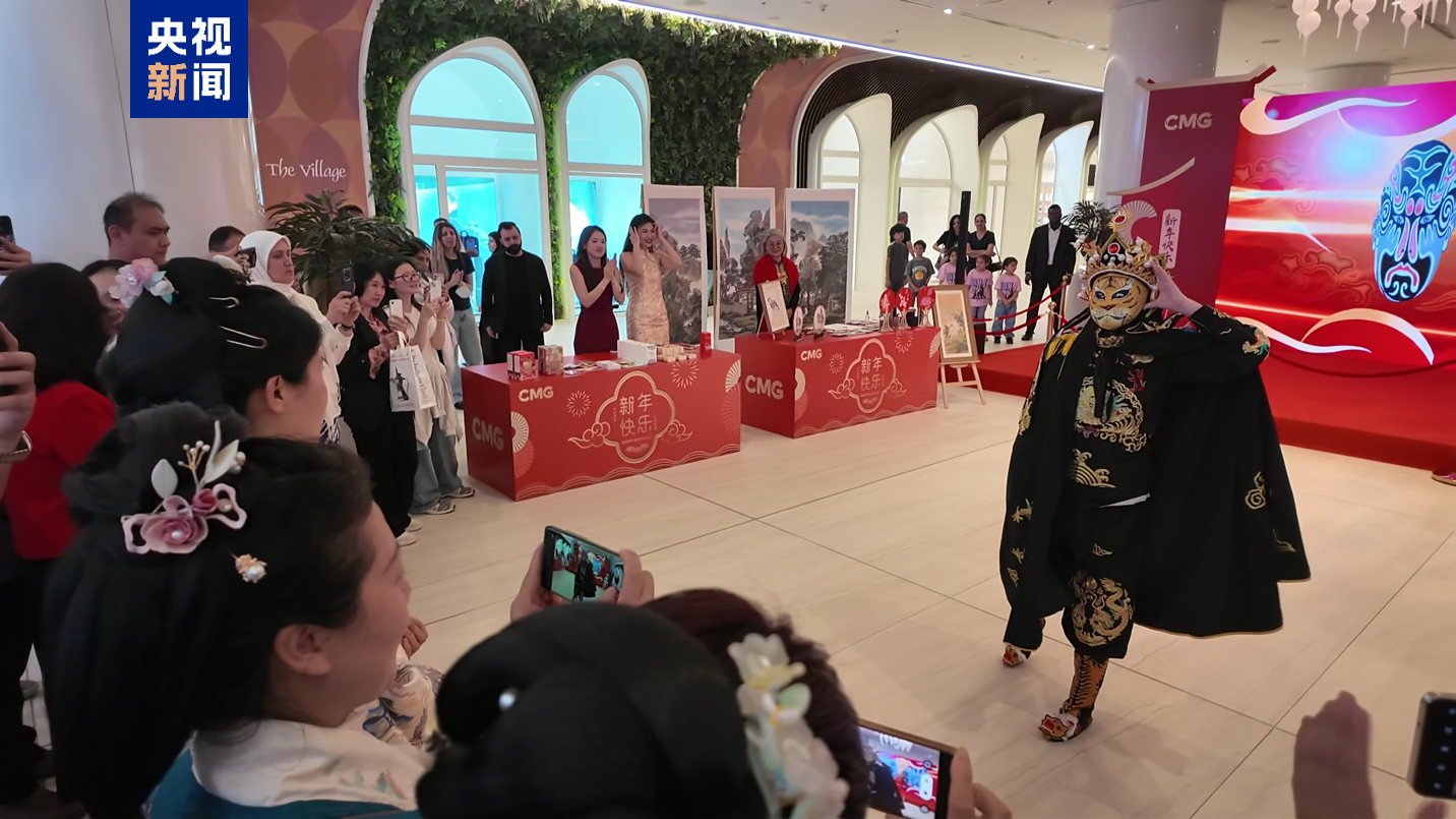 △传统民俗文化体验展台为春晚预热