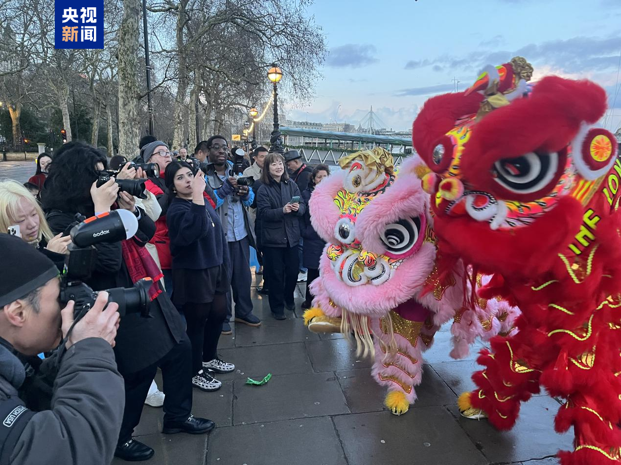 △活动吸引中外民众驻足观看