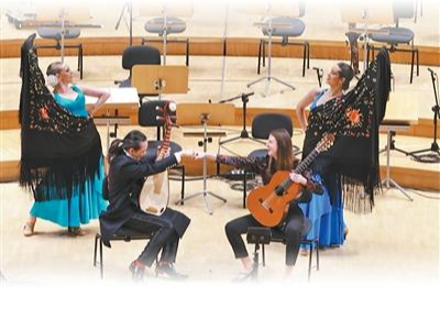 “有些乐曲一响起，就让人感受到节日的喜庆”