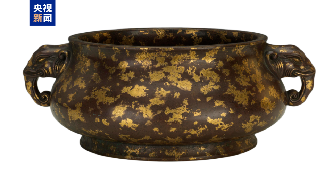 △清仿宣德款象耳洒金铜炉,天津博物馆藏。