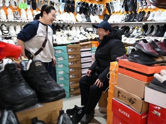 （新春走基层）内蒙古老商场里的年味：喧嚣中的温情与归属