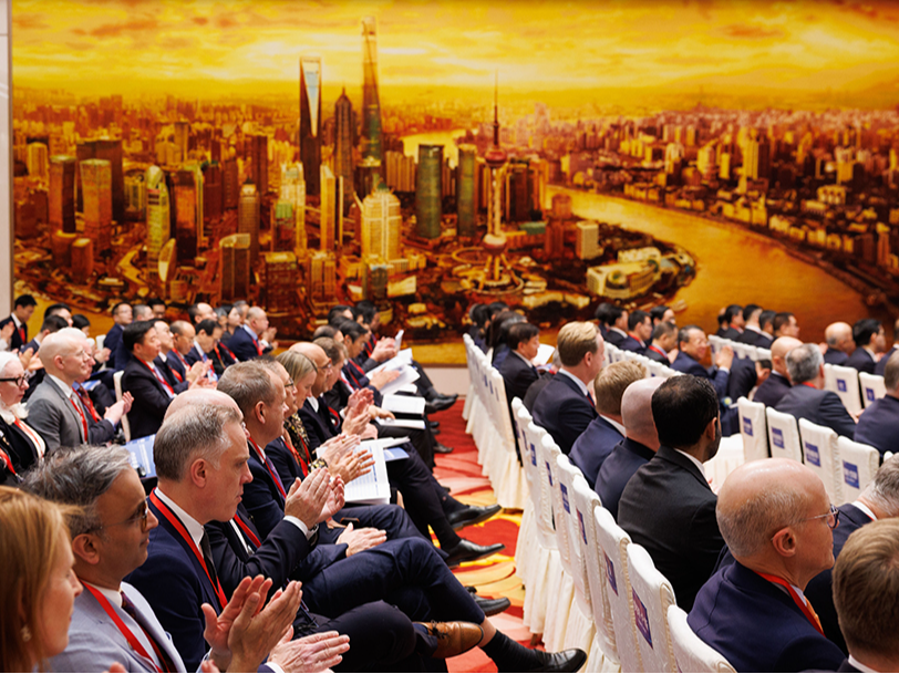 新华网国际看点｜英首相时隔8年再访华，中英合作迎来哪些新机遇？