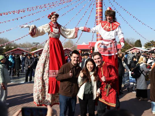 （新春见闻）马年春节巧遇送冬节 中俄民众共同“送冬迎春”