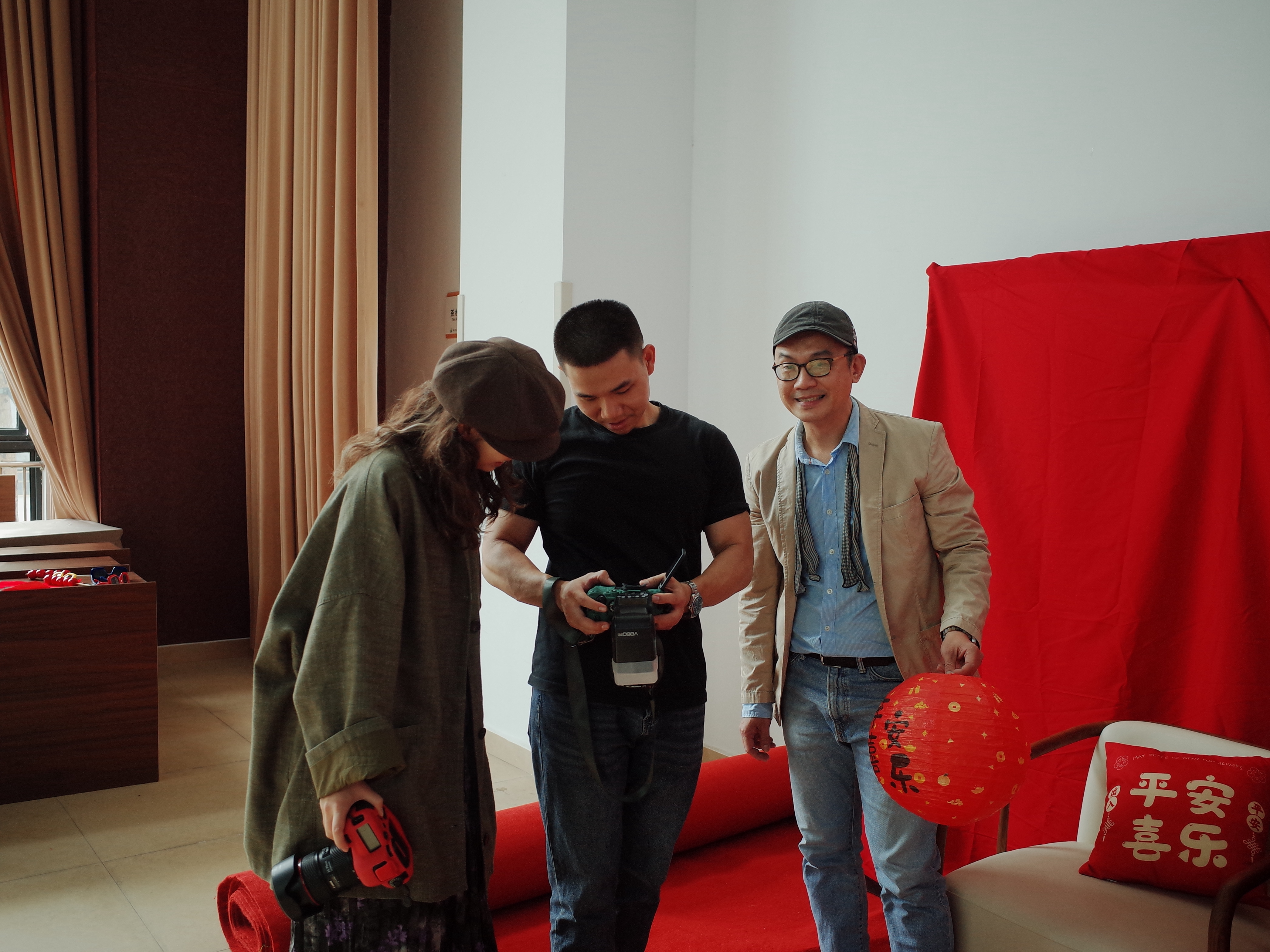 养老院来了群“爱”拍照的年轻人（新春走基层·我给记者讲个暖心事）